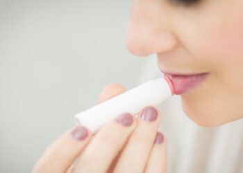 Como tratar lábios rachados e criar uma rotina noturna