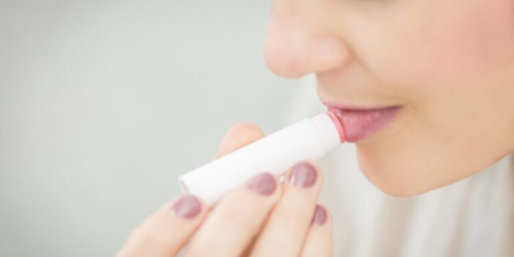 Como tratar lábios rachados e criar uma rotina noturna