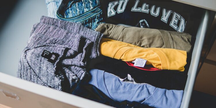 Técnicas para dobrar roupas que economizam espaço