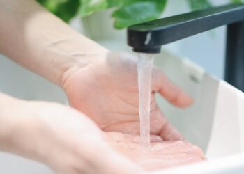 Maneiras fáceis de economizar água no seu dia a dia