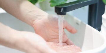 Maneiras fáceis de economizar água no seu dia a dia