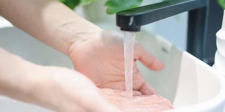 Maneiras fáceis de economizar água no seu dia a dia
