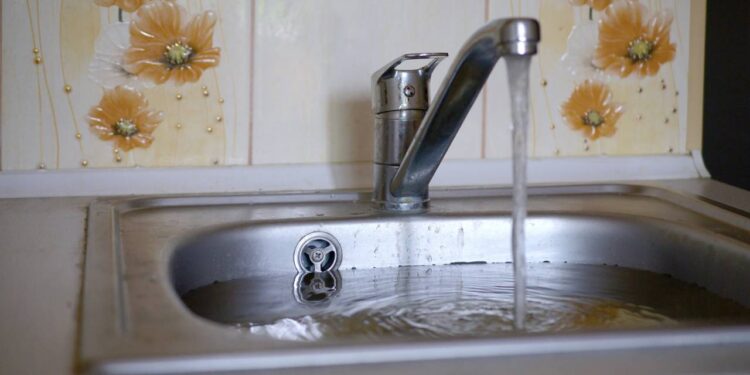 Como evitar entupimentos na pia da cozinha