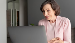 Nunca é tarde! Desempenho mental atinge pico aos 55 anos. Foto: FreePik