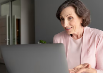 Nunca é tarde! Desempenho mental atinge pico aos 55 anos. Foto: FreePik