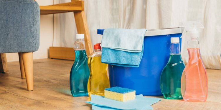 O impacto do excesso de produtos na limpeza na casa