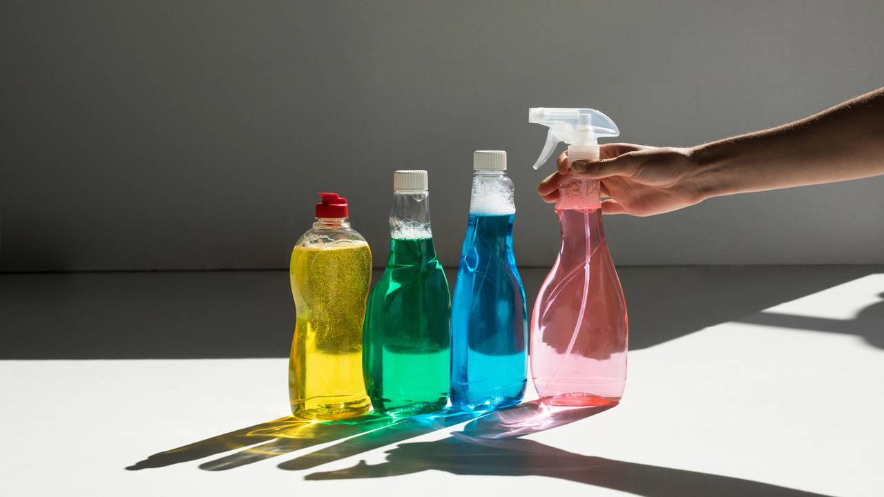 O impacto do excesso de produtos na limpeza na casa