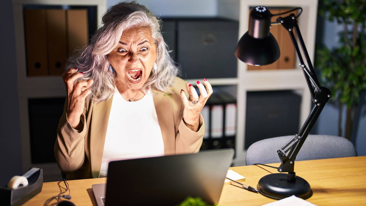 "Isca de raiva" é a palavra do ano de 2025, segundo o dicionário Oxford