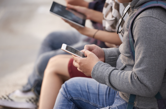 Redes sociais para menores de 16 anos podem ser proibidas também na Suíça. Foto: FreePik