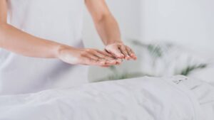 O que é Reiki e por que essa terapia ganhou tanta popularidade