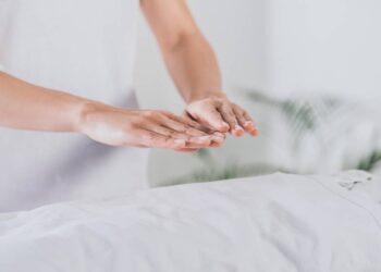 O que é Reiki e por que essa terapia ganhou tanta popularidade