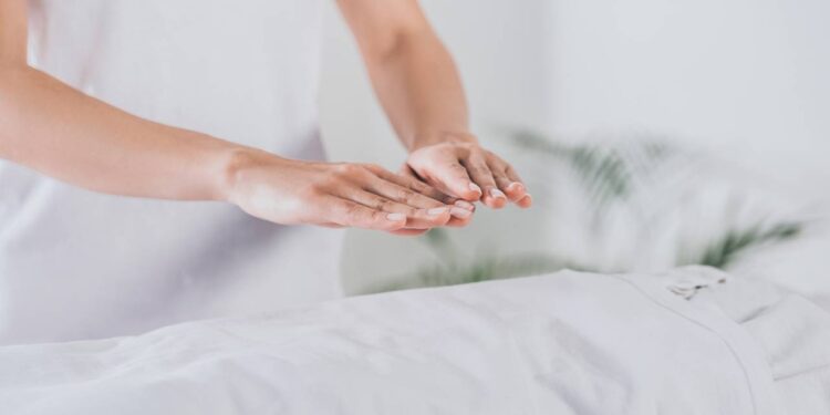 O que é Reiki e por que essa terapia ganhou tanta popularidade