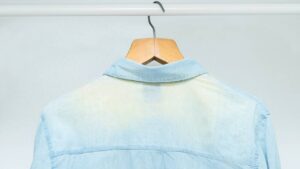 Dicas para evitar o desbotamento de roupas escuras