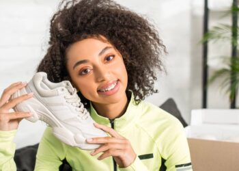 Sneakers selecionados que transformam qualquer look em elegante. - Créditos: depositphotos.com / AndrewLozovyi