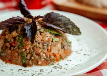 Sobras das ceias de Natal: receita prática de arroz natalino - Crédito: FreePik