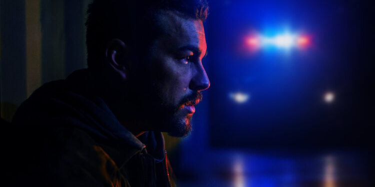 Produção espanhola com ambientação marcante entre Barcelona e Costa do Sol - Créditos: Netflix