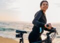 Vai levar a e-bike para a praia? Veja como proteger seu equipamento - Crédito: FreePik