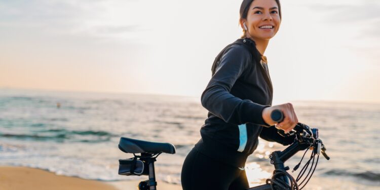 Vai levar a e-bike para a praia? Veja como proteger seu equipamento - Crédito: FreePik