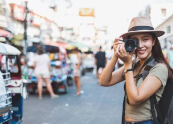 Exploração ao ar livre incentivando contato com praias, trilhas e natureza preservada - Créditos: depositphotos.com / Nattakorn