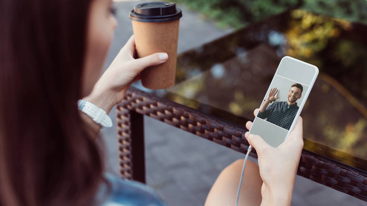 O que são os "deathboats", a IA que permite "conversar" com quem já morreu