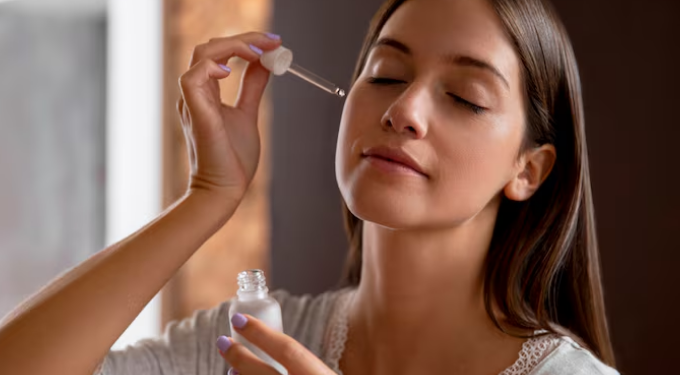 Dermatologista esclarece as principais dúvidas sobre um dos ingredientes mais comentados do skincare. Foto: FreePik