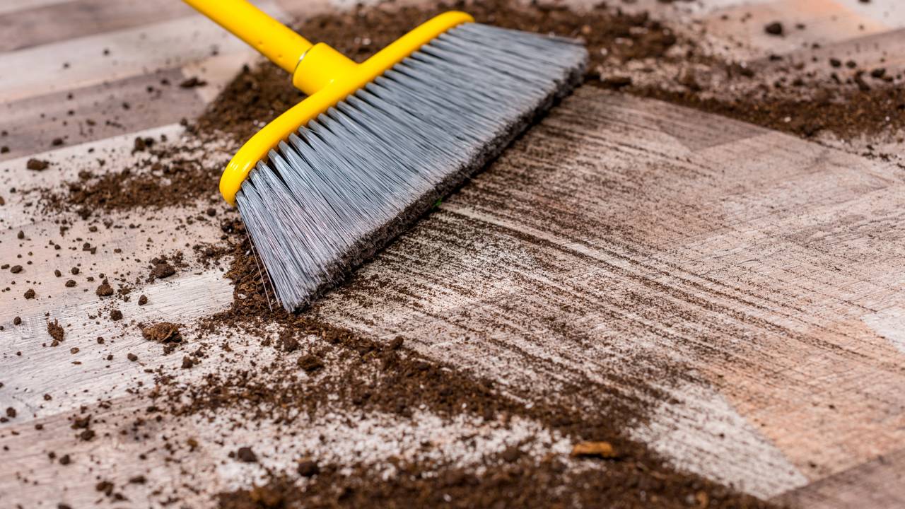 O erro ao guardar vassouras e rodos que prejudica a durabilidade