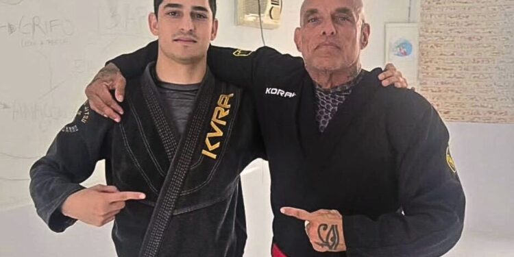 O mestre Marcelo Mathias (à direita) ao lado do filho, Lucca Mathias, diretor financeiro que pratica Jiu-Jitsu desde os 10 anos de idade (hoje, com 26). Foto: Divulgação.