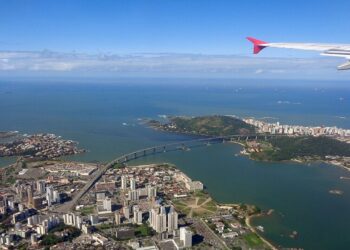 Capital litorânea que equilibra trabalho, lazer e organização urbana - Créditos: commons.wikimedia.org