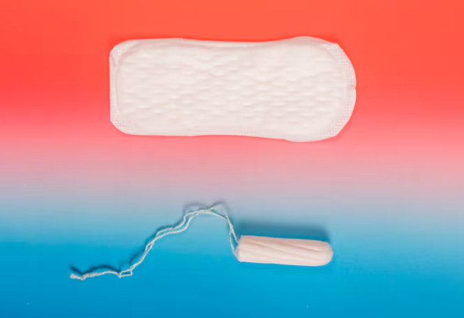 Absorvente interno no verão: como usar com segurança e evitar infecções. Foto: FreePik