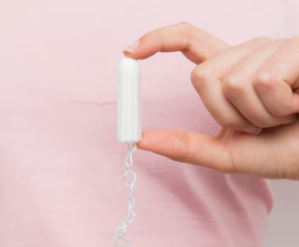 Absorvente interno no verão: como usar com segurança e evitar infecções. Foto: FreePik