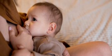 acordar o bebê para mamar