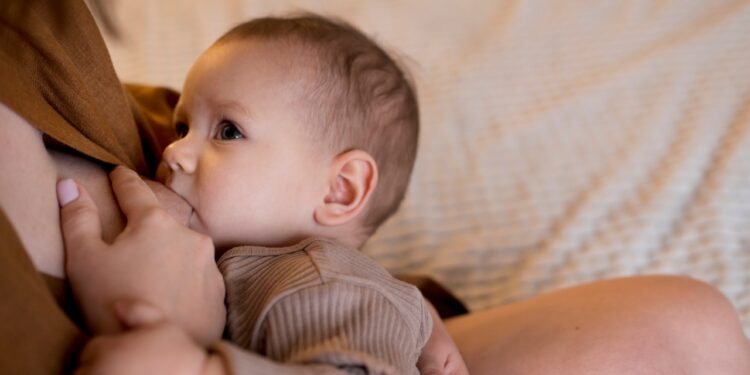 acordar o bebê para mamar