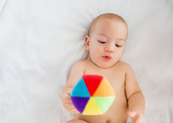 Bebê arco-íris. Foto: FreePik