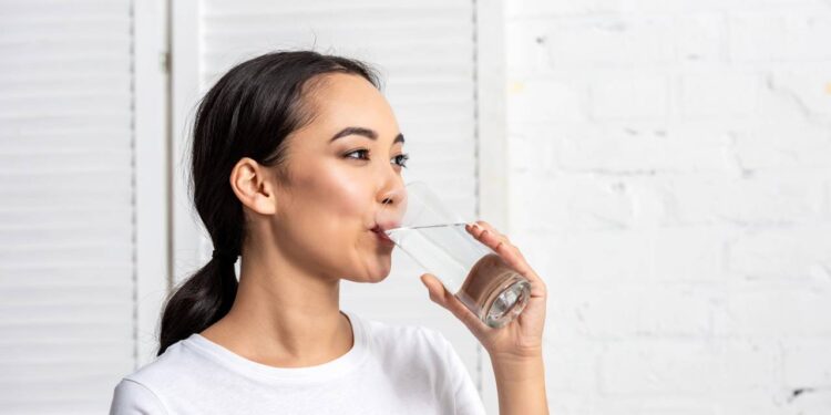 Hidratação diária facilitada com lembretes simples e personalizados - Créditos: depositphotos.com / HayDmitriy