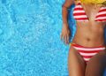 As manchas de protetor solar no biquini são comuns e podem comprometer a aparência da peça - Créditos: depositphotos.com / NinaMalyna
