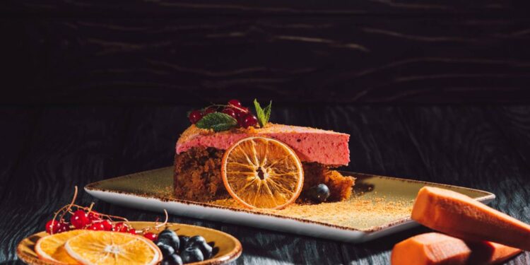 Além de saboroso, esse bolo pode ser feito sem adição de açúcar, utilizando adoçantes naturais ou apenas o dulçor das frutas - Créditos: depositphotos.com / EdZbarzhyvetsky