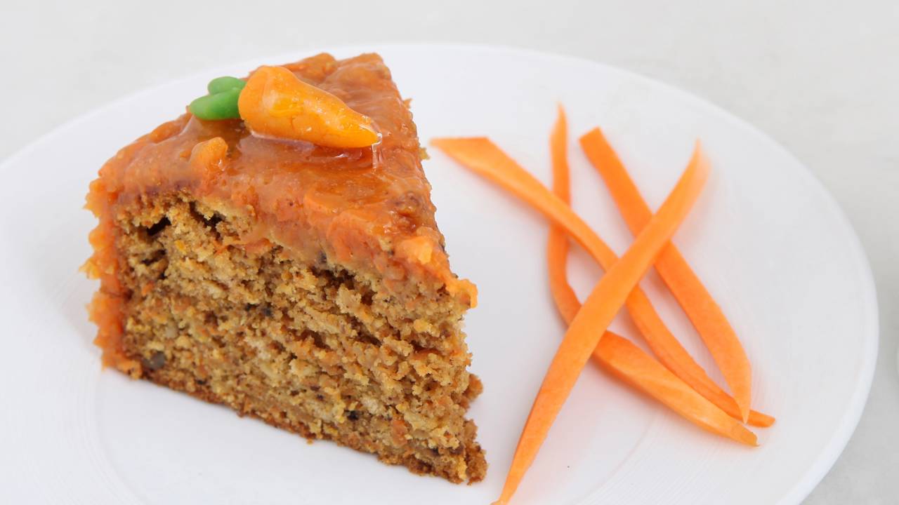 Receita de bolo de cenoura com laranja fofo e molhadinho, incrível para a hora do lanche