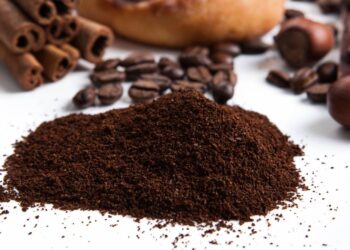 Escurecer os fios com café: o truque caseiro que devolve a cor e o brilho aos cabelos brancos