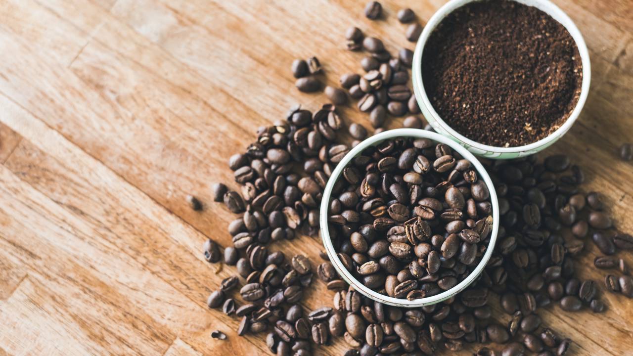 Escurecer os fios com café: o truque caseiro que devolve a cor e o brilho aos cabelos brancos