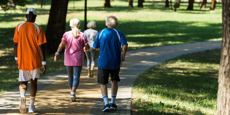Por que apenas caminhar não é mais suficiente como exercício para quem chega aos 50