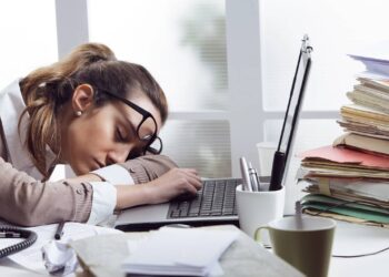 Exaustão mental persistente que afeta energia e concentração - Créditos: depositphotos.com / stokkete