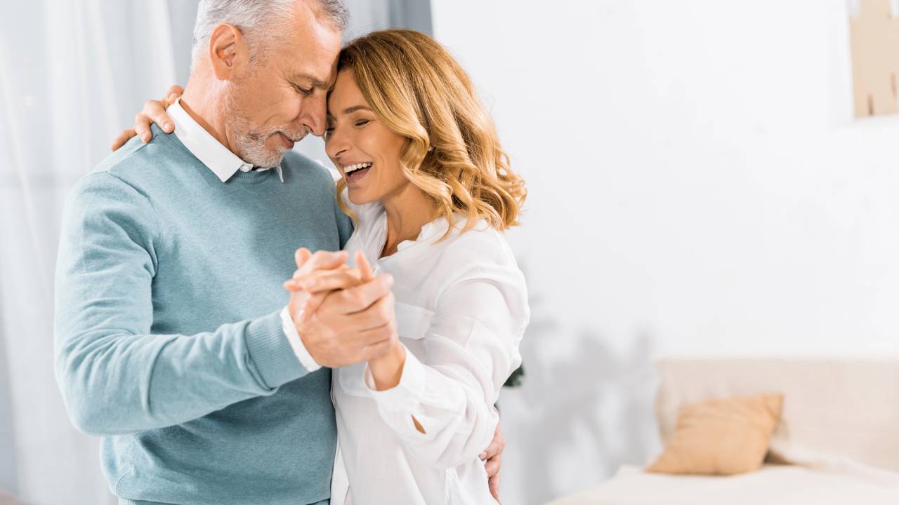 Mexa a cadeira para proteger seu cérebro: como a dança ajuda a reduzir os riscos de demência
A prática da dança vai muito além da diversão: estudos mostram que ela pode reduzir em até 76% o risco de demência. Movimentar o corpo ao ritmo da música estimula funções cognitivas, melhora a memória e fortalece conexões neurais.
Além dos benefícios físicos, dançar promove interação social e bem-estar emocional, fatores essenciais para manter o cérebro ativo e saudável ao longo da vida.
Por que dançar fortalece a saúde cerebral?
Quando falamos em prevenção da demência, a dança se destaca por envolver múltiplas áreas do cérebro ao mesmo tempo. Ela exige coordenação motora, atenção, memória e criatividade, criando um verdadeiro treino mental. Essa combinação de estímulos ajuda a retardar o envelhecimento cognitivo e aumenta a neuroplasticidade.
Quais são os principais benefícios da dança para o cérebro?
Os efeitos da atividade física aliada à música são poderosos. Pesquisas indicam que dançar regularmente pode trazer vantagens que vão muito além da memória.
Estimula a produção de endorfina, reduzindo o estresse e a ansiedade.
Melhora a circulação sanguínea, favorecendo o oxigênio no cérebro.
Fortalece a coordenação motora e o equilíbrio.
Promove interação social, fator protetor contra isolamento e depressão.
Como incluir a dança na rotina diária?
Não é necessário ser profissional para aproveitar os benefícios da dança. O importante é manter a prática constante e prazerosa. Escolher estilos variados, como salsa, tango ou até mesmo danças populares, ajuda a manter o cérebro sempre desafiado e ativo.
Reserve alguns minutos por dia para dançar em casa.
Participe de aulas coletivas para unir exercício e socialização.
Use músicas diferentes para estimular novas memórias e movimentos.
A dança pode ser considerada uma terapia preventiva?
Sim, cada vez mais especialistas reconhecem a dança como uma forma de terapia preventiva contra doenças neurodegenerativas. Ela combina exercício físico, estímulo cognitivo e bem-estar emocional em uma única atividade. Por isso, é vista como uma estratégia acessível e eficaz para manter o cérebro ativo.
Mexer a “cadeira” não é apenas diversão: é um investimento na longevidade mental. Incorporar a dança na rotina pode ser uma das formas mais prazerosas de proteger o cérebro e garantir qualidade de vida no futuro.