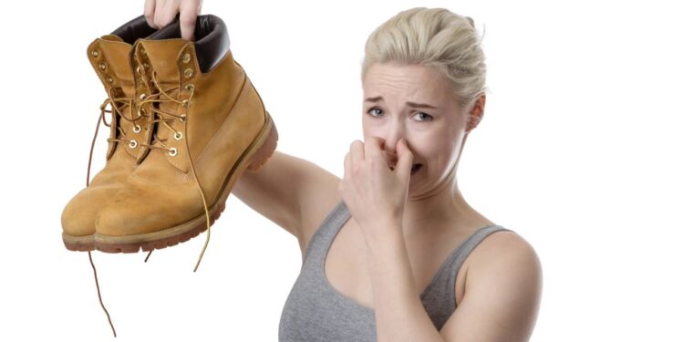 Este truque com apenas um ingrediente que você tem em casa acaba de uma vez com o cheiro ruim dos sapatos