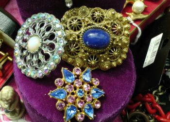 Durante anos foi considerado uma antiguidade, mas hoje se torna a nova tendência de 2026. Como usar broches hoje em dia?