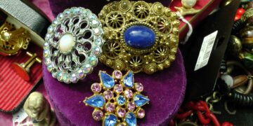 Durante anos foi considerado uma antiguidade, mas hoje se torna a nova tendência de 2026. Como usar broches hoje em dia?