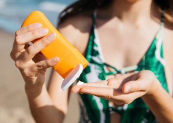 como passar protetor solar no rosto