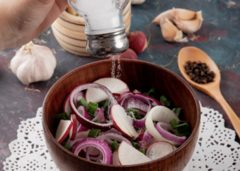 Brasileiro consome mais do que o dobro do recomendado de sal. Foto: FreePik