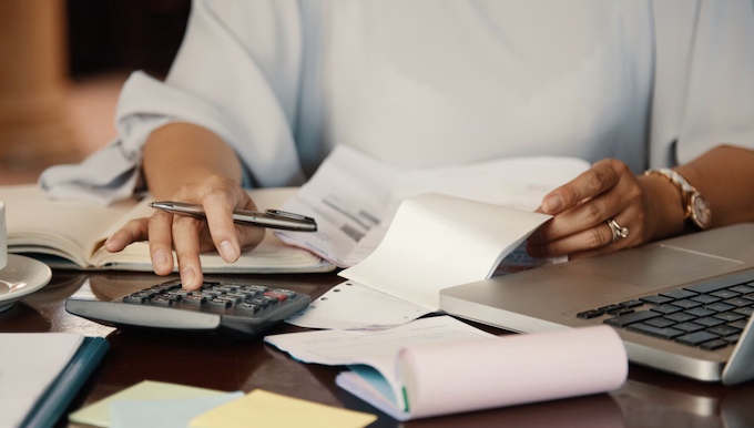 Como manter as contas organizadas? Foto: FreePik