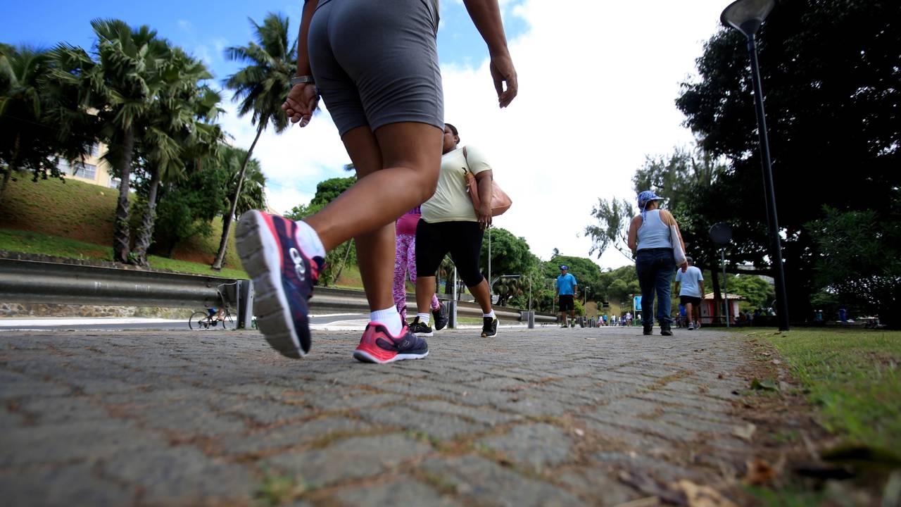 O que deve ser feito para adaptar a rotina de exercícios às altas temperaturas do verão