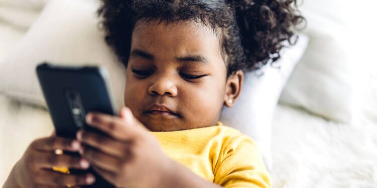 Controle digital que evita discussões constantes com os filhos - Créditos: depositphotos.com / assumption111